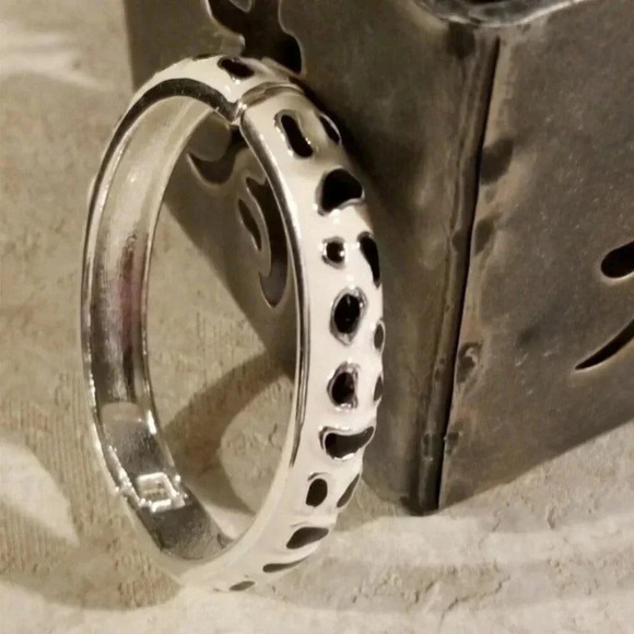 Retro Cool Enamel Animal Print Deco Bangle Bracelet - Picture 4 of 6